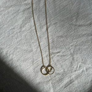 Minimal circular necklace